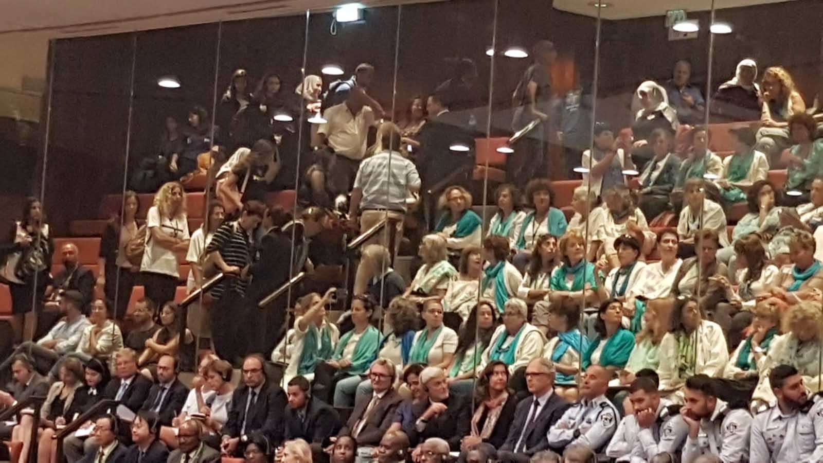 'נשים עושות שלום' מאזינות לנאום ראש הממשלה בנימין נתניהו באולם מליאת הכנסת (צילום: שי ניר).