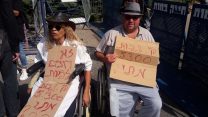 הפגנת מאבק הנכים בכניסה למשכן הכנסת, 15 באוקטובר 2018. (אלחנן אהרון)