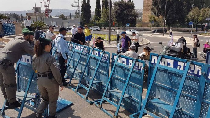 הפגנת מאבק הנכים בכניסה למשכן הכנסת, 15 באוקטובר 2018. (שי ניר)