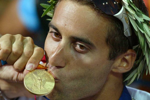 גל פרידמן לאחר הזכייה במדליית זהב באולימפיאדת אתונה. 25 באוגוסט 2004 (AP Photo/Herbert Knosowski)