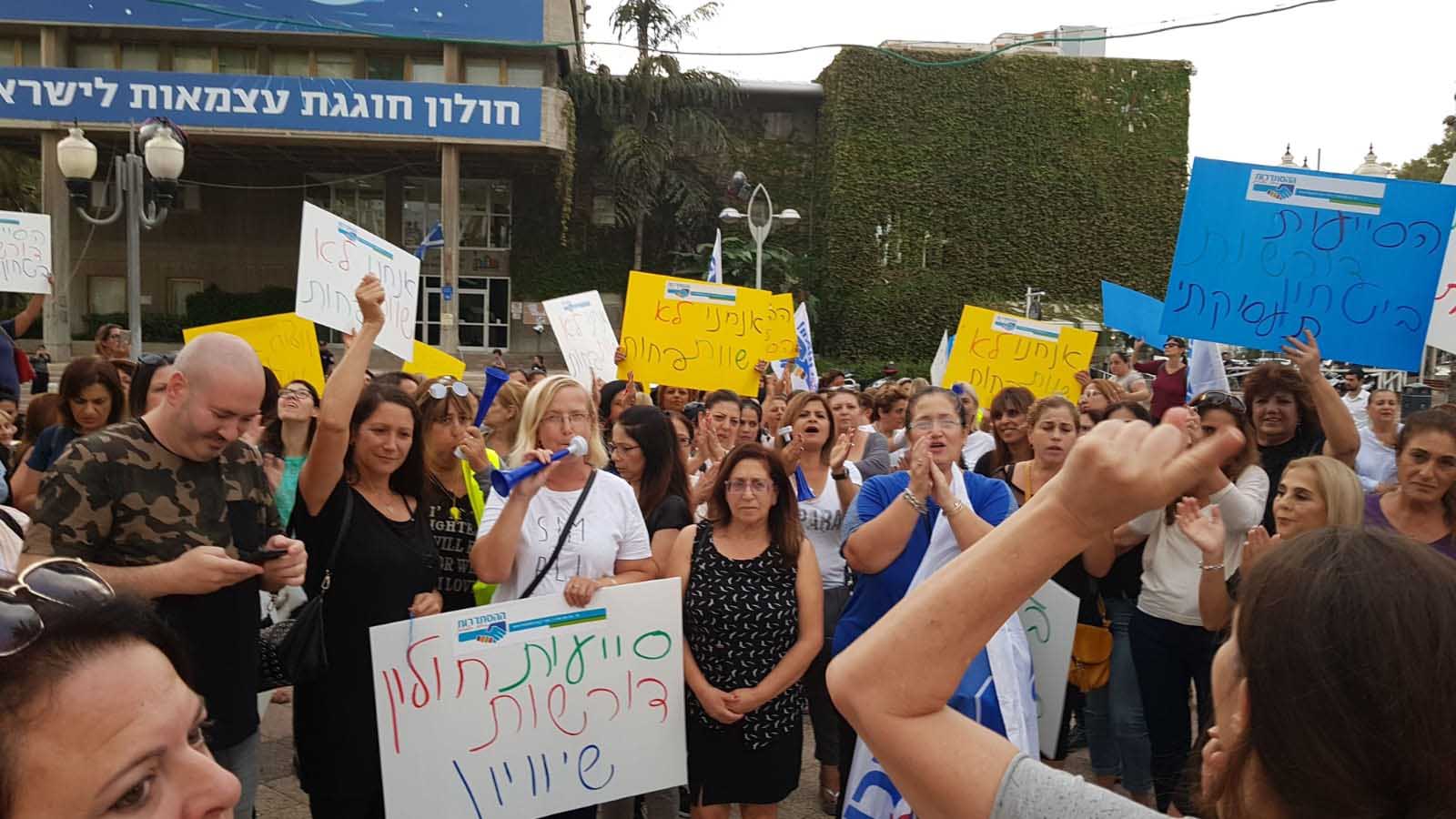 מאות סייעות גנים בחולון הפגינו מול עיריית חולון בדרישה לשפר את תנאי העסקתן, 16 באוקטובר 2018 (באדיבות דוברות ההסתדרות)