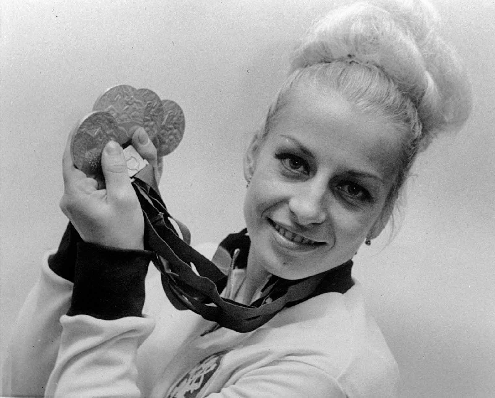 המתעלמת הצ'כוסלובקית ורה צ'סלבסקה עם ארבע המדליות שלוש זהב ואחת כסף בהן זכתה באולימפיאדת מקסיקו 68' . 25 באוקטובר 1968. (AP Photo/stf)