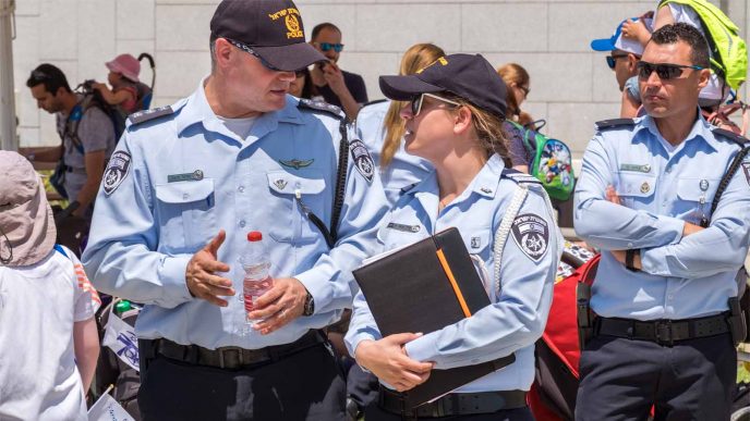 שוטרים במשטרת ישראל (Lerner Vadim / Shutterstock.com)
