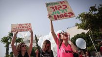 נשים מפגינות בעצרת מחאה בתל אביב למאבק באלימות נגד נשים. 18 באוקטובר 2018 (צילום: מרים אלטשר/ פלאש90)