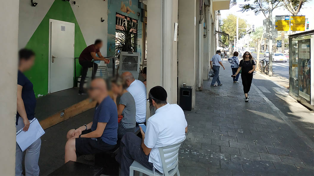 ממתינים בתחנת החלוקה לקנאביס רפואי ׳תיקון עולם׳ בתל-אביב (צילום: ספי קרופסקי).