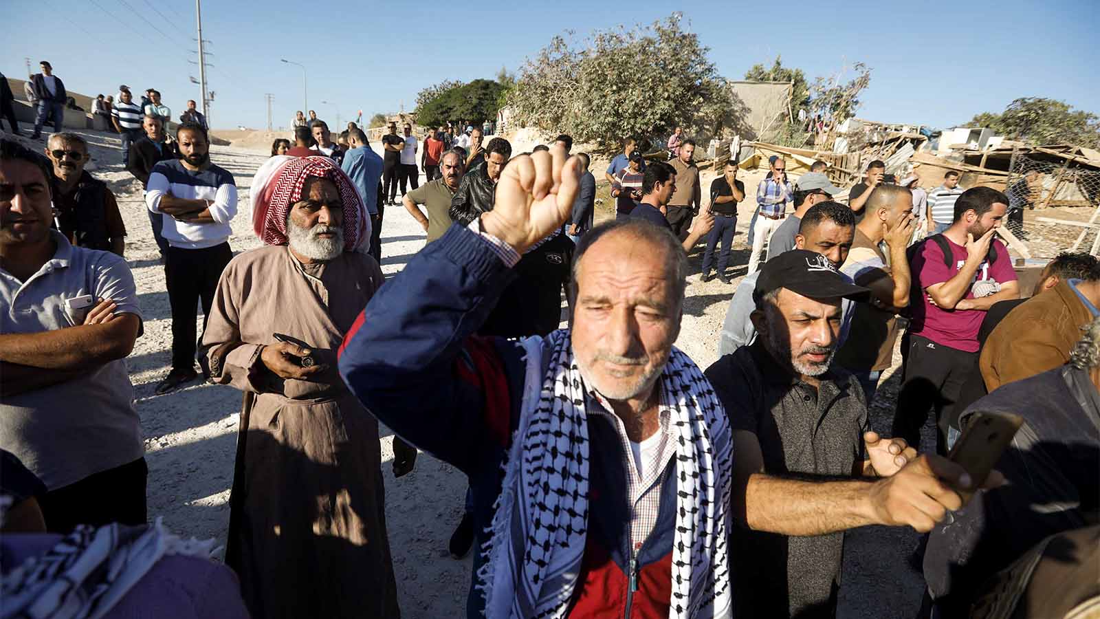 תושבי חאן אל אחמר מפגינים נגד פינוי היישוב המתוכנן (Wisam Hashlamoun/Flash90)