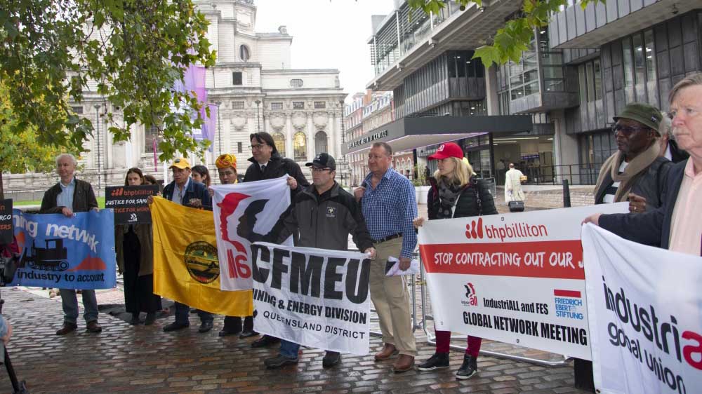 הפגנת איגודי עובדים מול הישיבה השנתית של ענקית הכרייה העולמית BHP בלונדון (IndustriAll)