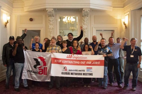 הפגנת איגודי עובדים מול הישיבה השנתית של ענקית הכרייה העולמית BHP בלונדון  (IndustriAll)