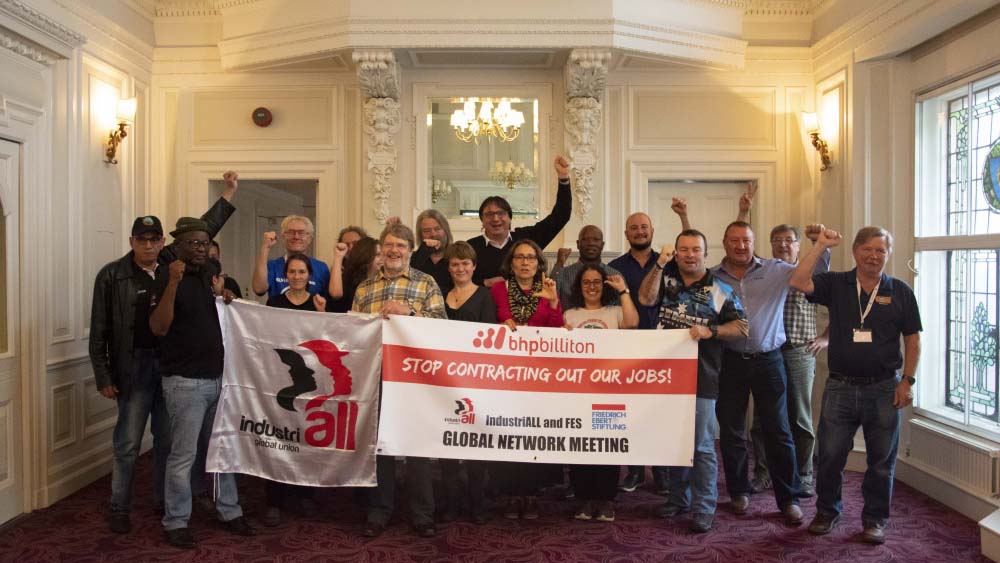 הפגנת איגודי עובדים מול הישיבה השנתית של ענקית הכרייה העולמית BHP בלונדון  (IndustriAll)