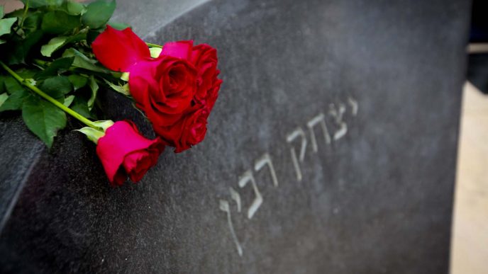 פרחים על קברו של רבין בהר הרצל ביום השנה ה-23 לרצח רה&quot;מ יצחק רבין. 21 באוקטובר (צילום: מארק ישראל שלם/ לע&quot;מ)