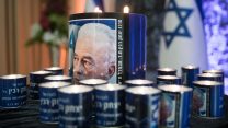 נר זיכרון לזכר יצחק רבין, ביום השנה להירצחו (צילום ארכיון: יונתן זינדל/ פלאש90)