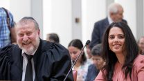 אביחי מנדלבליט ואיילת שקד, יולי 2017 (צילום: יונתן סינדל / פלאש 90).