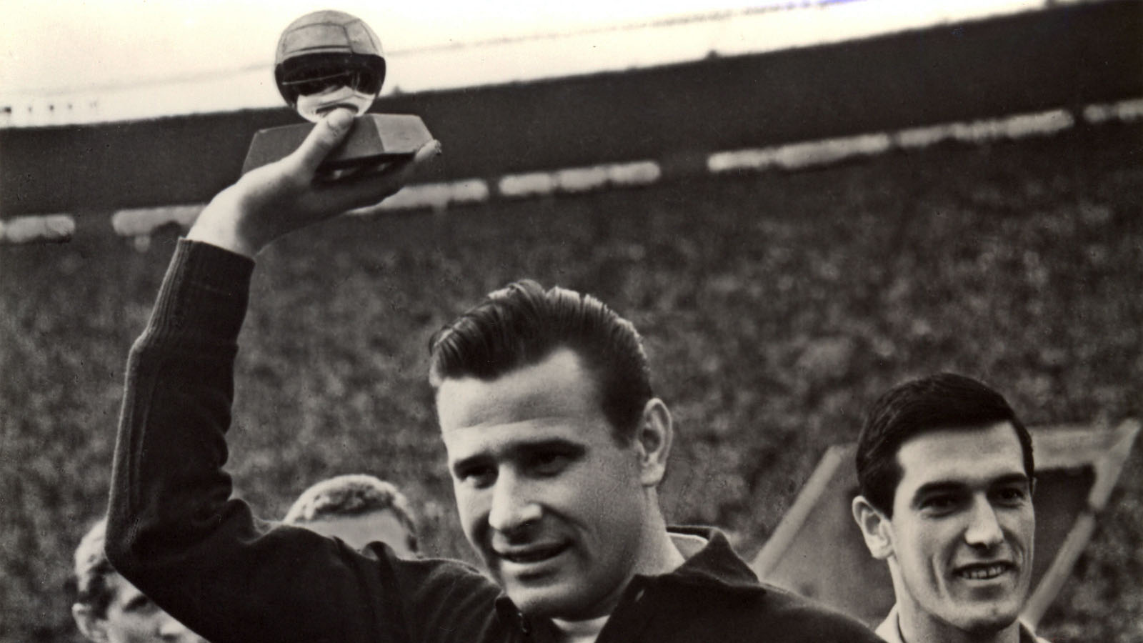 השוער הרוסי לב יאשין ופרס כדור הזהב בו זכה ב-1964 (צילום: artnana / Shutterstock.com)