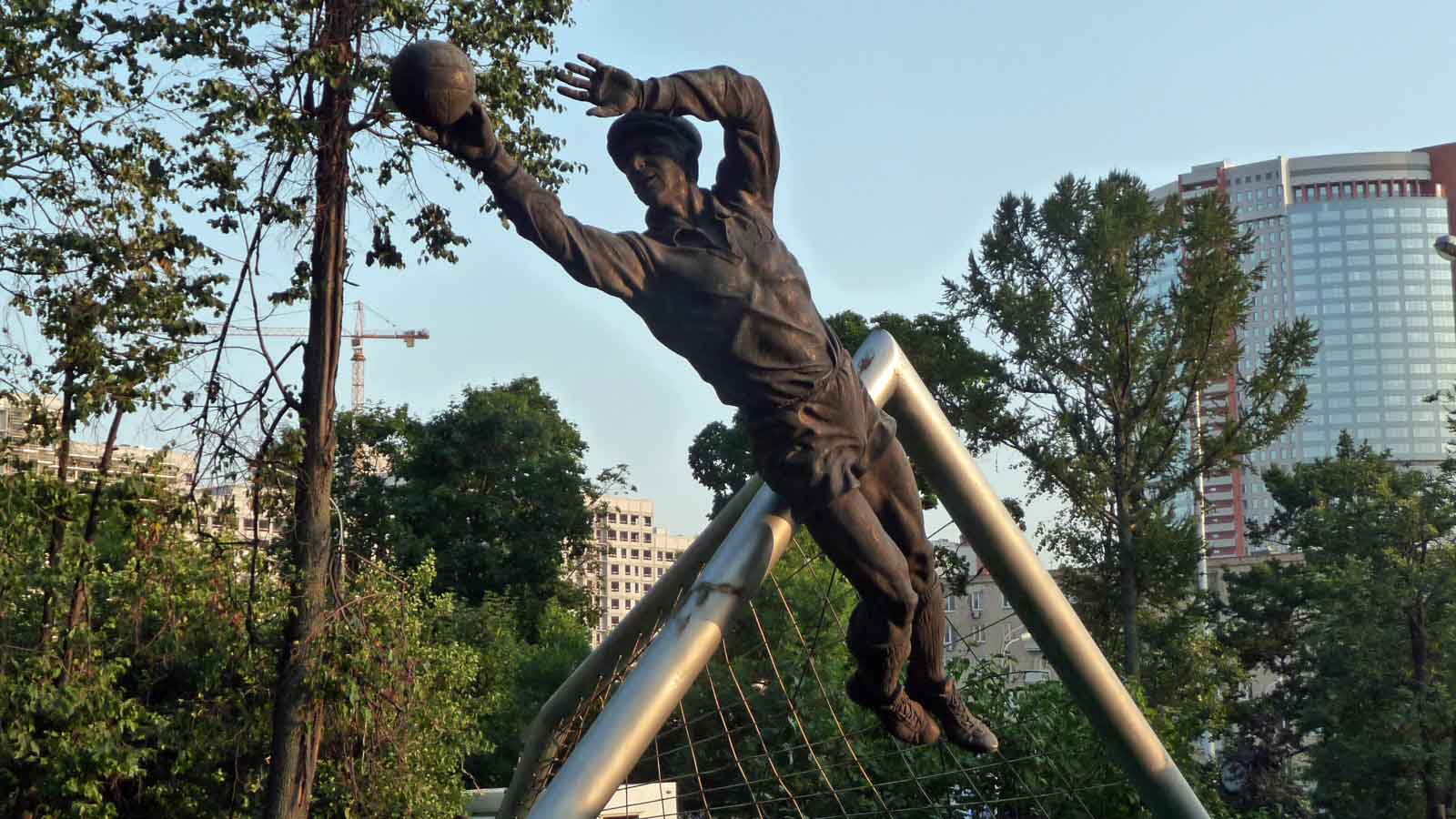 אנדרטה לזכרו של לב יאשין מחוץ לאצטדיון &quot;דינמו&quot; במוסקבה (צילום: Asetta / Shutterstock.com)