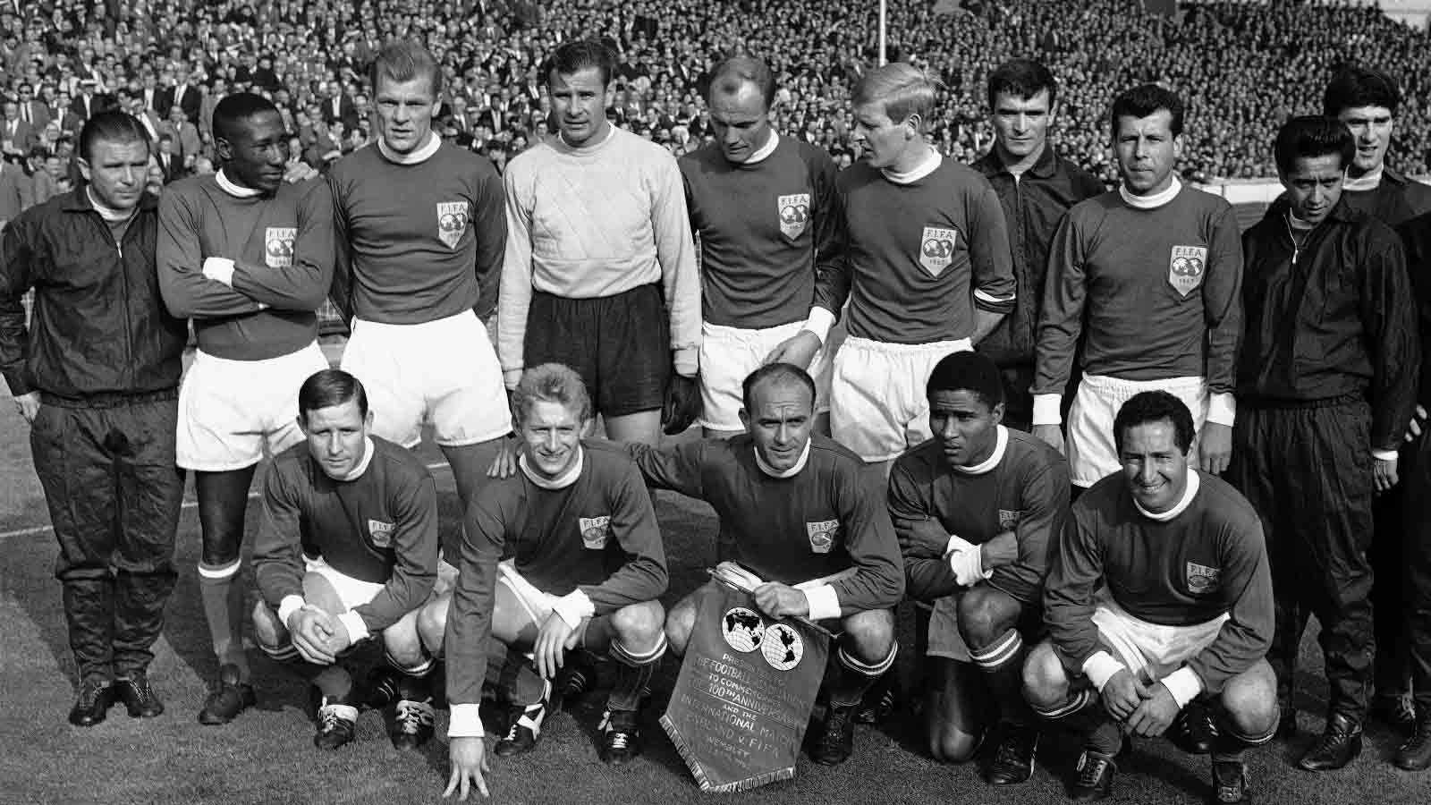 שחקני נבחרת &quot;שאר העולם&quot; במשחק מול נבחרת אנגליה ב-23 באוקטובר 1963. לב יאשין בחולצה הלבנה בשורה האחורית (AP Photo/Bippa)