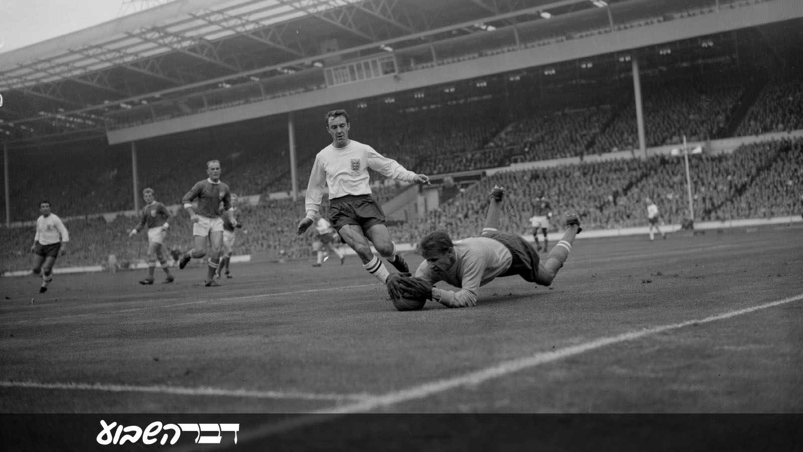 לב יאשין מציל כדור במשחק נבחרת "שאר העולם" מול נבחרת אנגליה ב-23 באוקטובר 1963. (Photo by Dennis Oulds/Central Press/Getty Images IL)