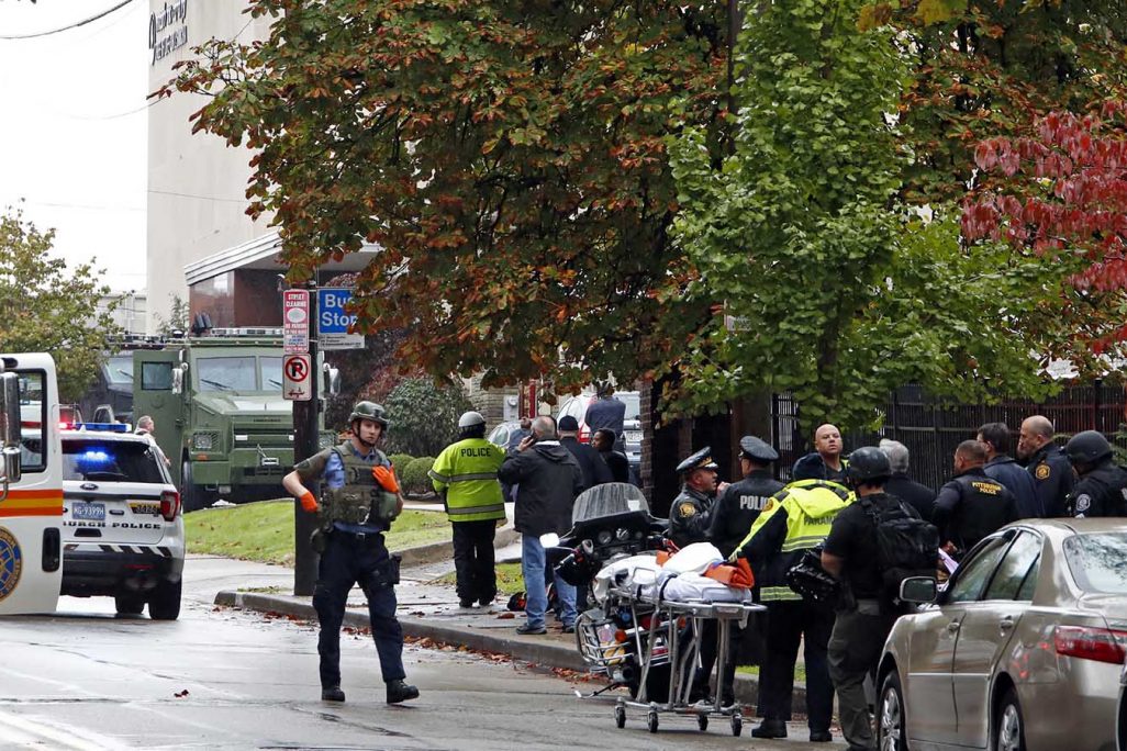 כוחות הצלה מגיעים למקום אירוע הירי בבית הכנסת "עץ החיים" בפיטסבורג, שבת, 27 באוקטובר 2018 (AP Photo/Gene J. Puskar)