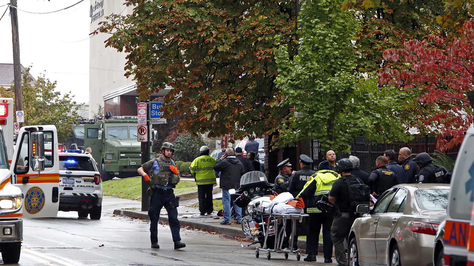 כוחות הצלה מגיעים למקום אירוע הירי בבית הכנסת &quot;עץ החיים&quot; בפיטסבורג, שבת, 27 באוקטובר 2018 (AP Photo/Gene J. Puskar)