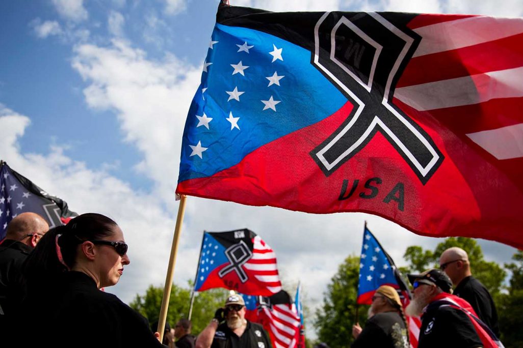 לירי אמש בפיטסבורג יש רקע. הפגנת נאו נאצים בארצות הברית  (AP Photo/David Goldman)