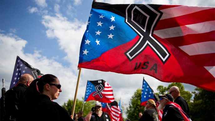 לירי אמש בפיטסבורג יש רקע. הפגנת נאו נאצים בארצות הברית (AP Photo/David Goldman)