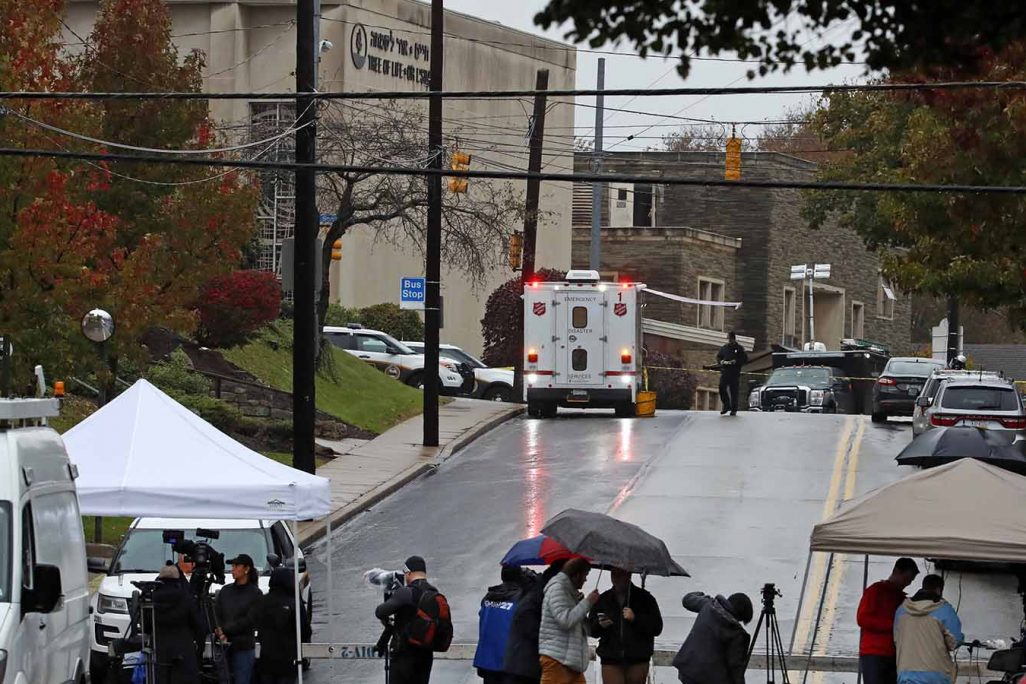 כוחות הצלה ואנשי תקשורת מחוץ לבית הכנסת "עץ החיים" בפיטסבורג, שבת, 27 באוקטובר 2018 (AP Photo/Gene J. Puskar)