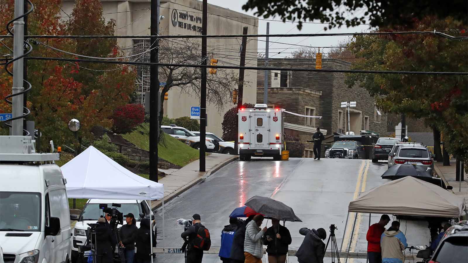 כוחות הצלה ואנשי תקשורת מחוץ לבית הכנסת &quot;עץ החיים&quot; בפיטסבורג, שבת, 27 באוקטובר 2018 (AP Photo/Gene J. Puskar)