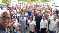 יו"ר ועד פלאפון הנכנס יחיאל שמן עם עובדי המרלו"ג בקריית שדה התעופה (תמונה באדיבות המצולם)