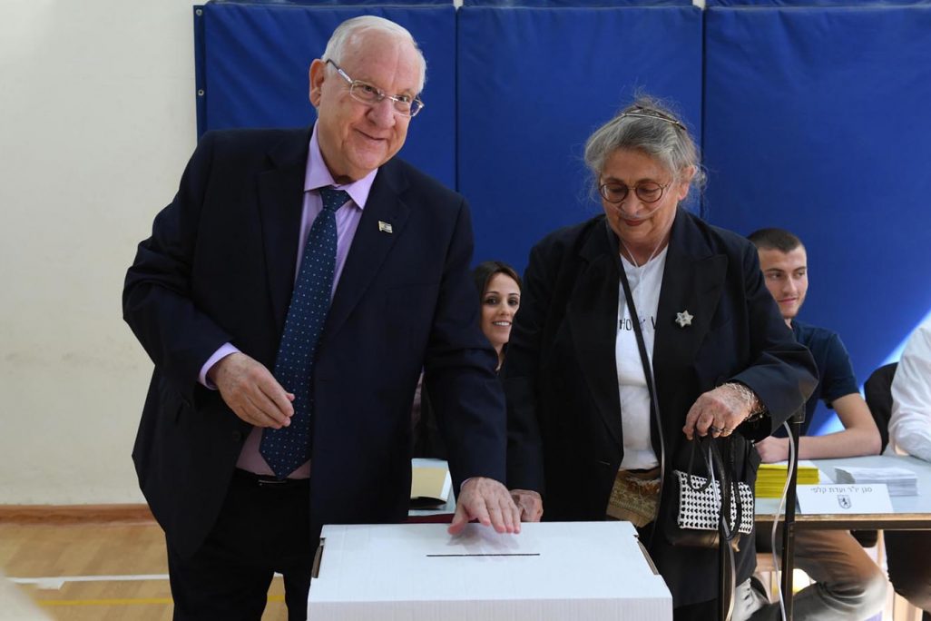 נשיא המדינה ורעייתו מימשו את זכות ההצבעה בבחירות לרשויות המקומיות וקראו לכל תושבי ישראל לצאת להצביע (מארק ניימן/לע"מ)