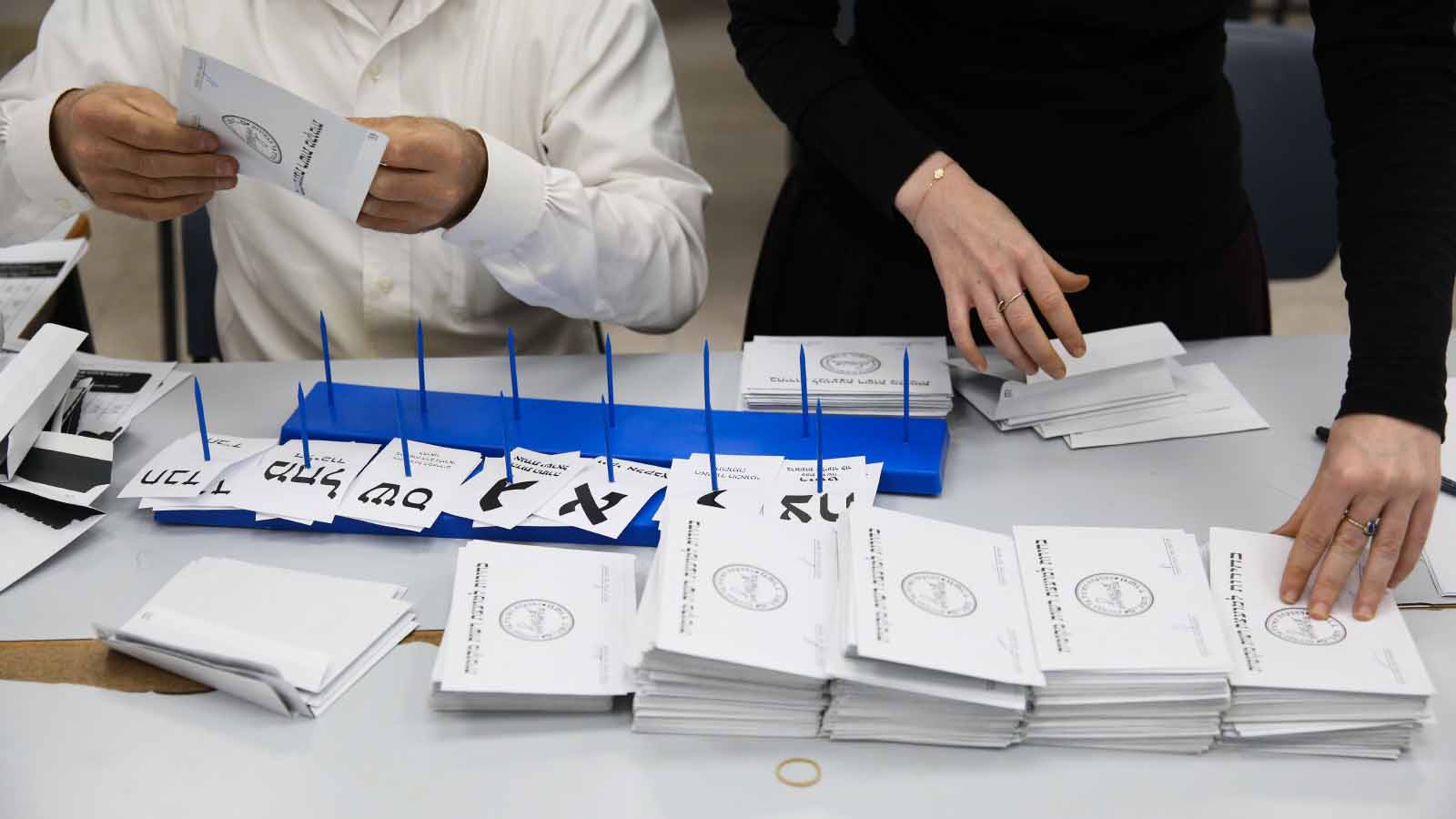ספירת קולות בבחירות לרשויות המקומיות. 30 באוקטובר 2018 (צילום: דוד כהן/פלאש90)