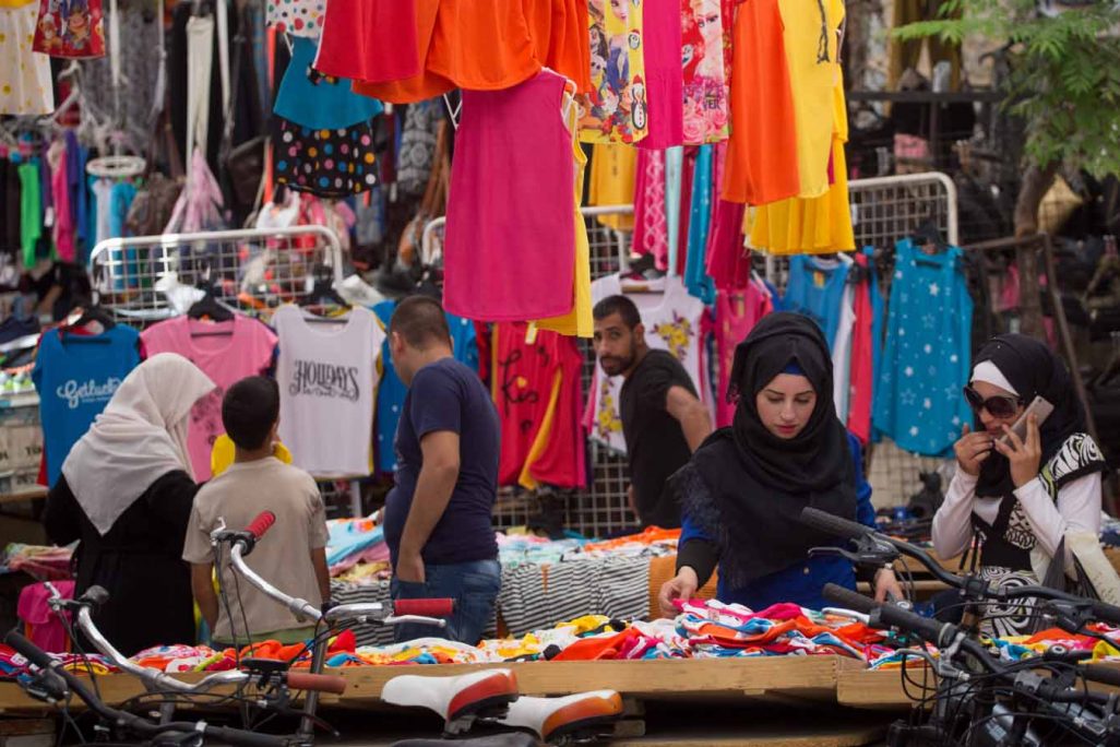 נשים פלסטיניות בשוק בחברון. יולי 2017. ארכיון למצולמות אין קשר לכתבה. (צילום: מרים אלטשר/ פלאש90)