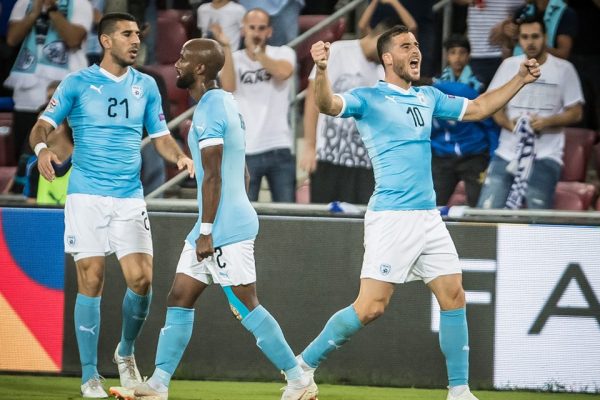 שחקני נבחרת ישראל בכדורגל חוגגים את הניצחון הביתי על אלבניה (ההתאחדות לכדורגל בישראל)