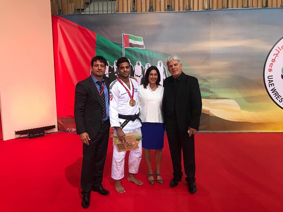 שגיא מוקי זוכה במדליית הזהב בגראנד סלאם אבו-דאבי, עם השרה מירי רגב, משה פונטי ואורן סמדג'ה (איגוד הג'ודו בישראל)
