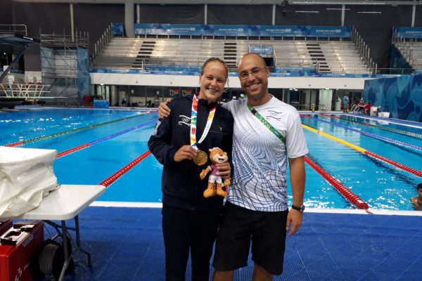 זוכת מדלית הזהב באולימפיאדת הנוער אנסטסיה גורבנקו עם המאמן אהוד סגל. (צילום: באדיבות הוועד האולימפי בישראל)