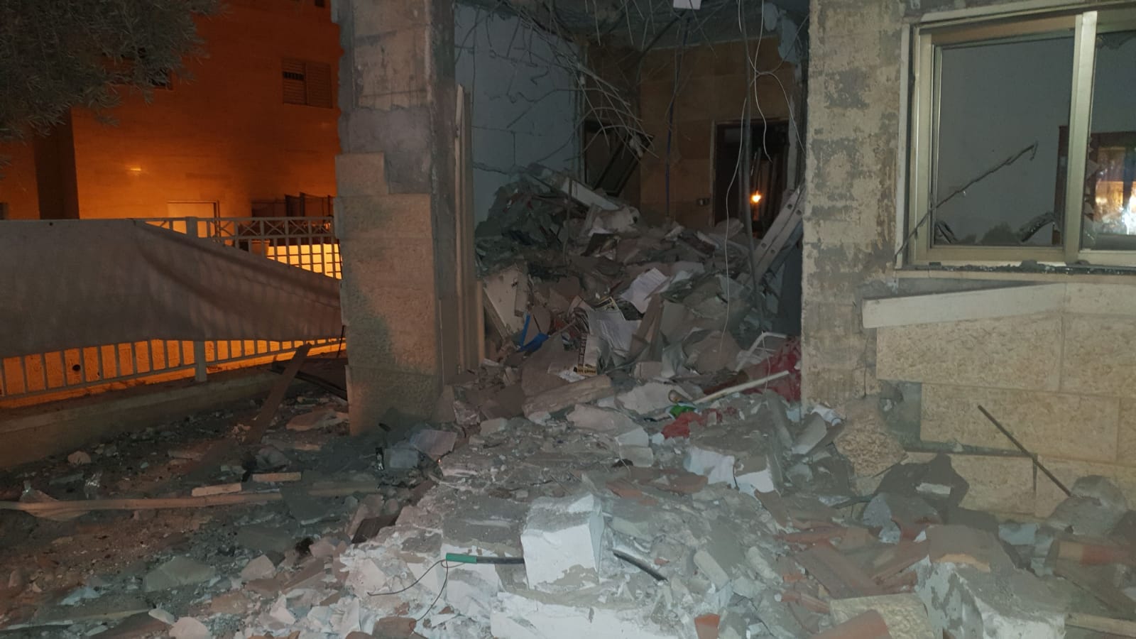 הבית שנפגע מרקטה בבאר-שבע, אוקטובר 2018. בתוך הבית שהתה אם ושלושת ילדיה שניצלו בזכות העובדה שנכנסו לממ&quot;ד עם השמע האזעקה. צילום: פלאש 90