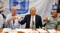 משה כחלון, אורי אריאל ושי באב"ד מציגים את הרפורמה במשק החלב, אוקטובר 2018 (צילום: דוברות האוצר)