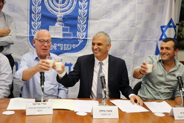משה כחלון, אורי אריאל ושי באב"ד מציגים את הרפורמה במשק החלב, אוקטובר 2018 (צילום: דוברות האוצר)