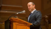 השר נפתלי בנט בטקס לזכר קורבנות האירוע הירי בפיטסבורג, 29 באוקטובר 2018. (צילום: אלקסי רוזנפלד)
