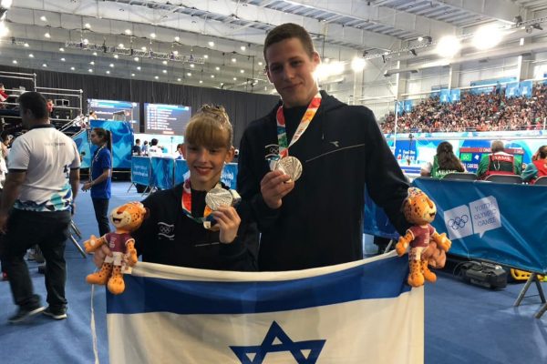 צמד האקרובטים נעה קזדו יקר ויונתן פרידמן שזכה במדליית כסף באולימפיאדת הנוער. (הוועד האולימפי בישראל)