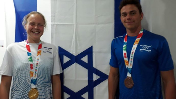 דניס לוקטב ואנסטסיה גורבנקו עם המדליות באולימפיאדת הנוער (הוועד האולמפי בישראל)