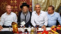 תומר גלאם, ראש העיר אשקלון בחגיגת מימונה עם שר האוצר כחלון (פלאש 90)