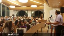 הרב אוהד טהרלב בהרצאה בפני בנות מדרשת או"ת לינדנבאום מבית רשת אור תורה סטון (קרדיט: דוברות אור תורה סטון)
