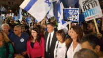 אבי גבאי מתקבל בעצרת הזיכרון ע"י המשמרת הצעירה בקריאות 'הו, הא מי זה בא? ראש הממשלה הבא!' (שי ניר)