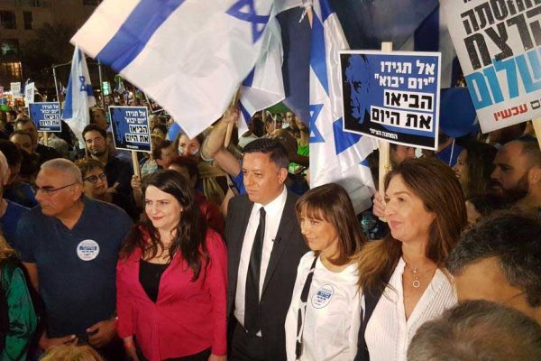 אבי גבאי מתקבל בעצרת הזיכרון ע"י המשמרת הצעירה בקריאות 'הו, הא מי זה בא? ראש הממשלה הבא!' (שי ניר)