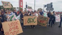 חברי ועדים ותומכים תושבי האזור מפגינים בכניסה לקריית שמונה יחד עם עובדי "טבע מיגדה". 5 בנובמבר 2018 (צילום: דוברות ההסתדרות)