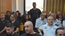 לוחמי האש ורשות כיבוי והצלה בשחור ולבן, בעת דיון בבית הדין לעבודה בנובמבר 2018 (צילום: עמר כהן)