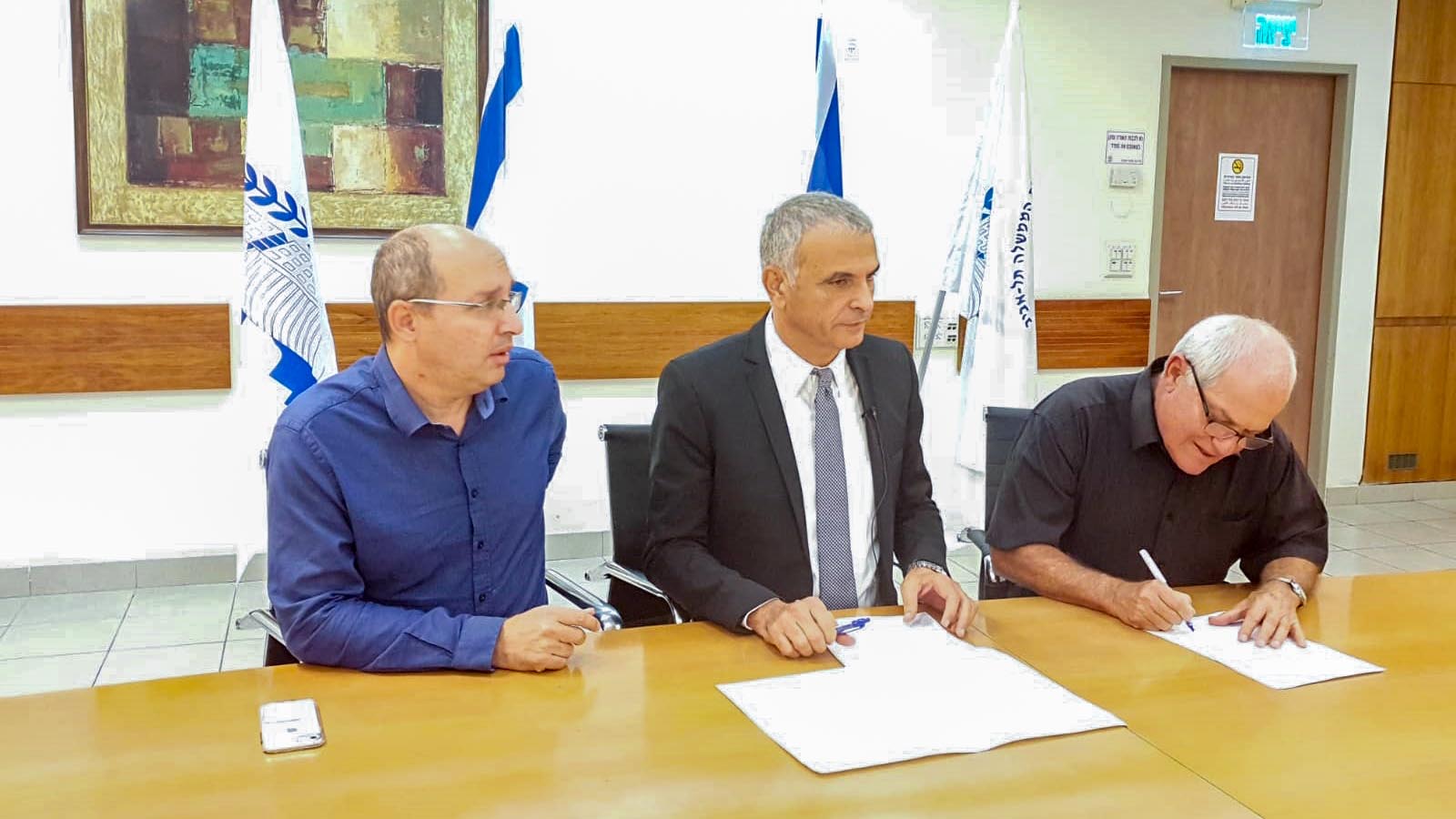Minister of Finance Moshe Kahlon, Minister of Labor Haim Katz ans Head of the Histadrut Union Avi Nissenkorn, Signing the Agreement to Prevent a General Strike (Photograph: Haim Katz Spokesperson)