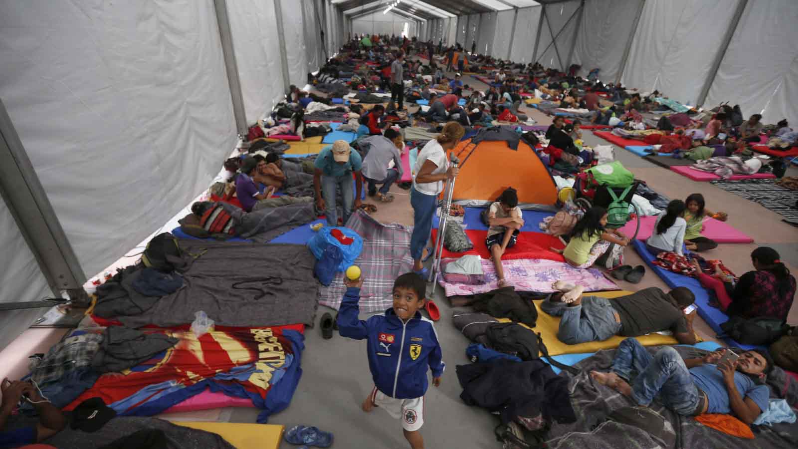 אחת משיירות המהגרים ממרכז אמריקה לארה&quot;ב במחסה באצטדיון כדורגל במקסיקו סיטי. 5 בנובמבר 2018 (AP Photo/Marco Ugarte)