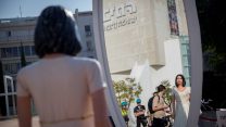 הפסל של מירי רגב בכיכר הבימה. (צילום: מרים אלטשר'פלאש90)