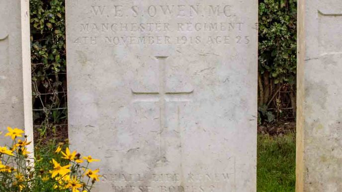 קברו של המשורר והחייל וילפרד אוון (צילום: Wernervc/ ויקימדיה)