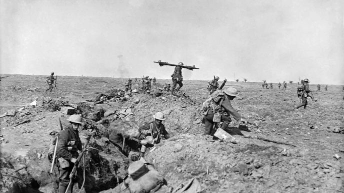 חיילים בריטים יוצאים כיבוש שוחה גרמנית בחזית המערבית בקרב על הסום במלחמת העולם הראשונה (צילום מתוך ויקימדיה)